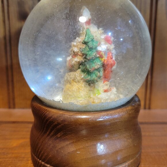 Vintage 1980's Musical Snow Globe Santa in His Sleigh with Reindeer and Christma - Picture 4 of 5